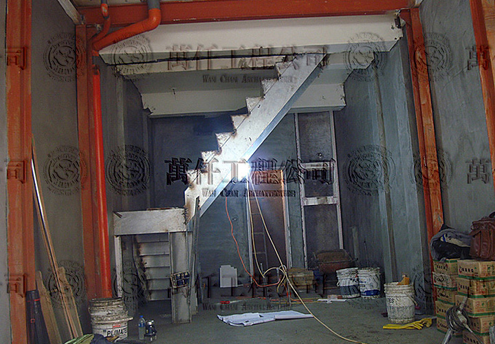 21/51 澎湖.馬公(顏公館)20 鋼構工程進行中，鐵梯施作中(固定老房屋骨架，使其強化)。