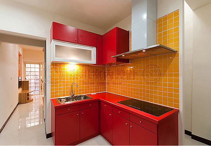 42/51 澎湖.馬公(顏公館)41 1F廚房，紅色的廚具搭配活潑的壁磚。