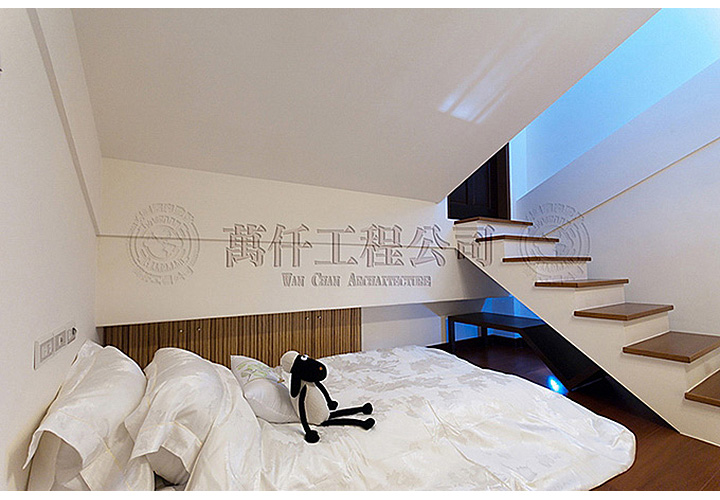 48/51 澎湖.馬公(顏公館)47 夾層之臥床及衣櫃和上頂樓木梯一景(可見斜屋頂天花板)。