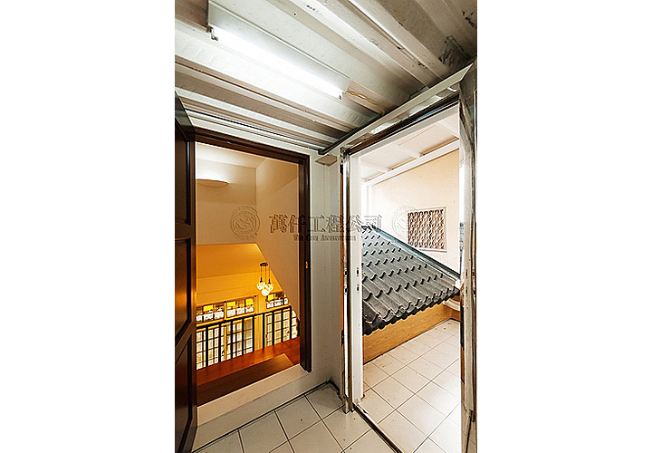 49/51 澎湖.馬公(顏公館)48 出入頂樓之樓梯間出入口(因為很好用又加大，業主很滿意)。