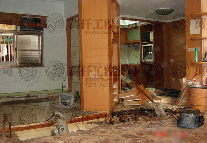 3/19 拆除客廳、廚房、餐廳、和室的受潮地板部分(受白蟻的侵蝕嚴重)，並且做了除蟲的處理。