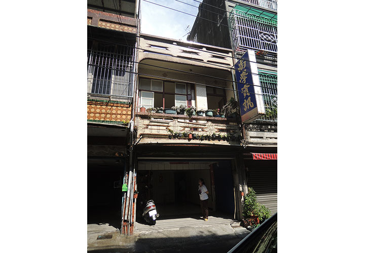 2/28 翻修前的建築外觀,屋齡47年,屋況風水不佳。(建築體本身僅借用兩側鄰房RC牆做支撐)
