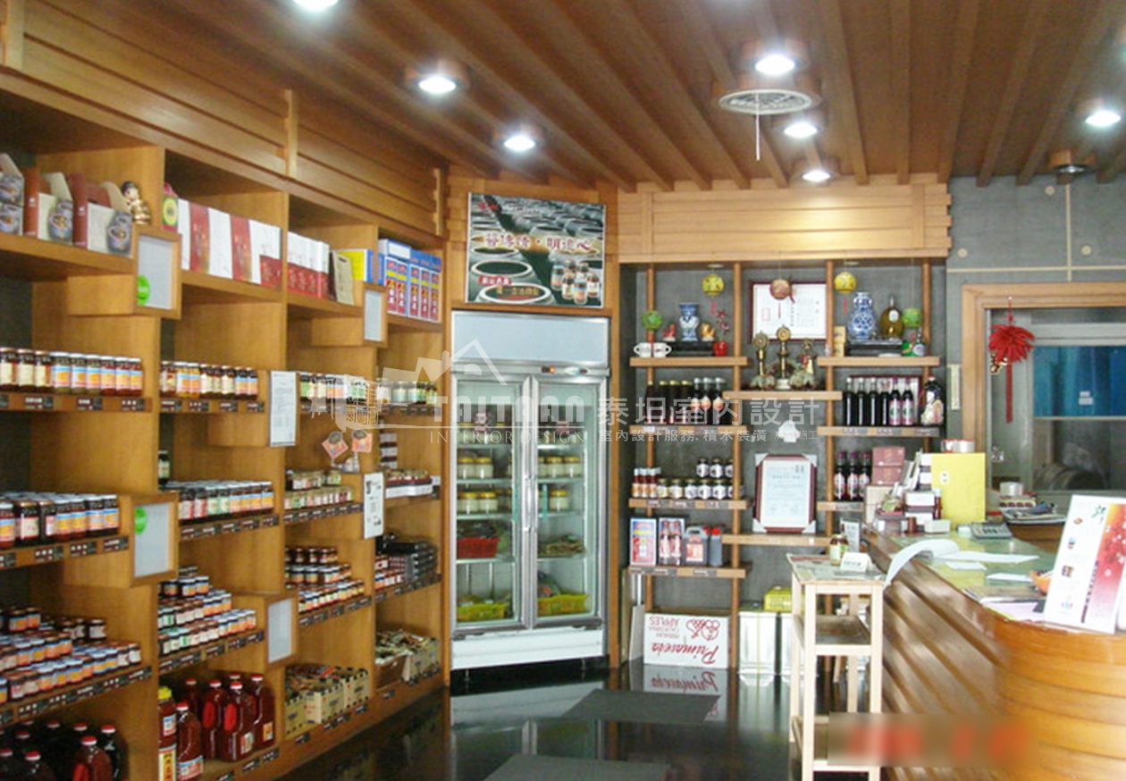 022.岡山一店(創始店)，也是我們承攬施作，幾年後旗艦店依然找我們。櫃台後方有一個隱密的出入貨倉庫，有個別出心裁的出入口設計，夾在買賣區和辦公區中間，以柔和布簾作區隔