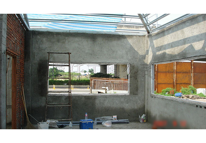 15/21 建物屋頂鋼骨瓦施工中(三層隔熱)。