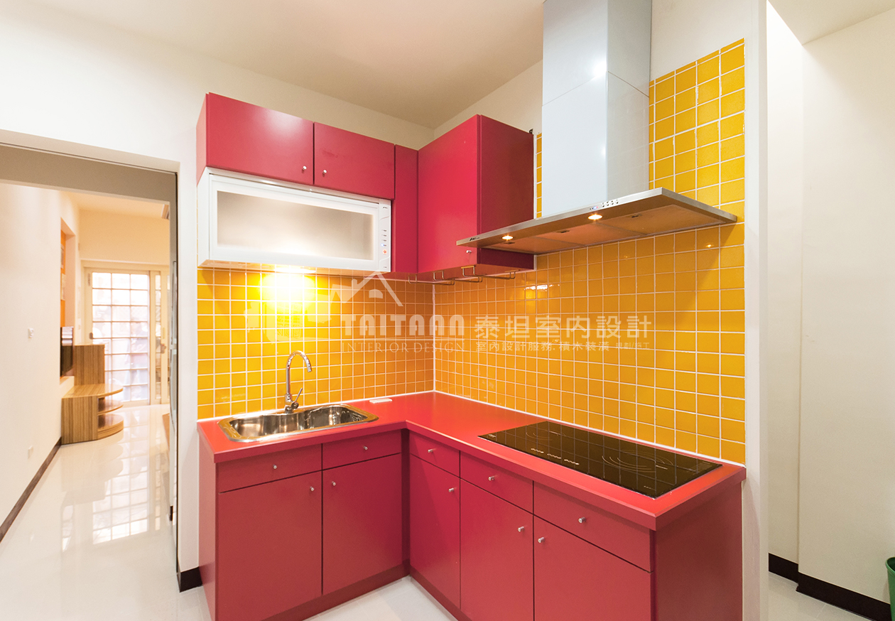 37/53 1F廚房，紅色的廚具搭配活潑的壁磚。
