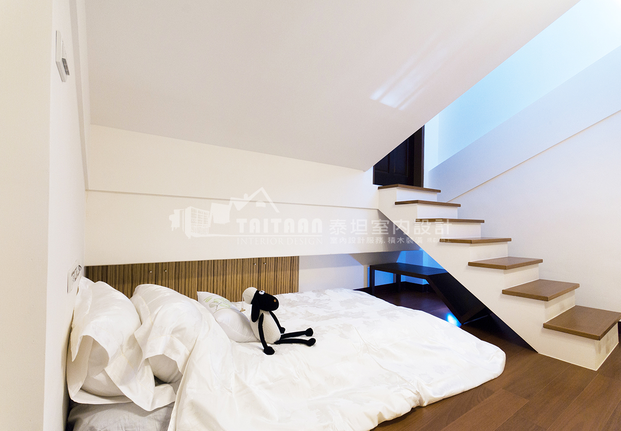 42/53 夾層之臥床及衣櫃和上頂樓木梯一景(可見斜屋頂天花板)。