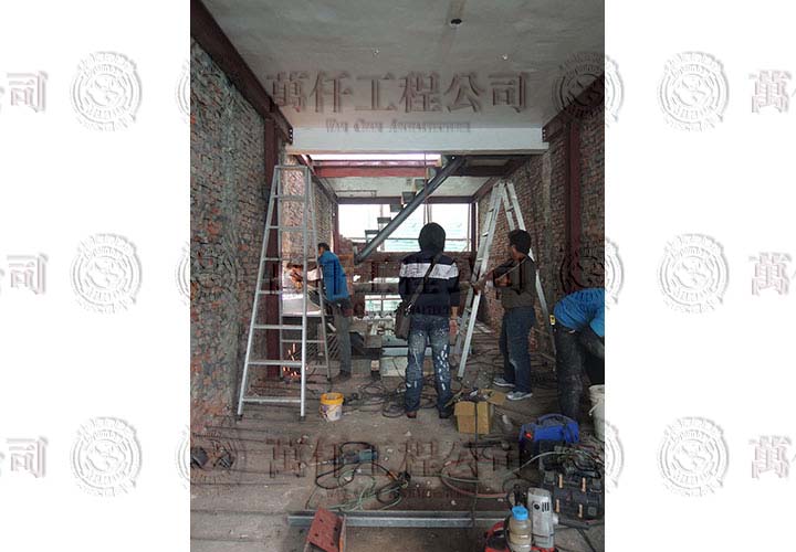 20/40 載重問題一一解決，樓梯鐵作開始在現場捍接製作