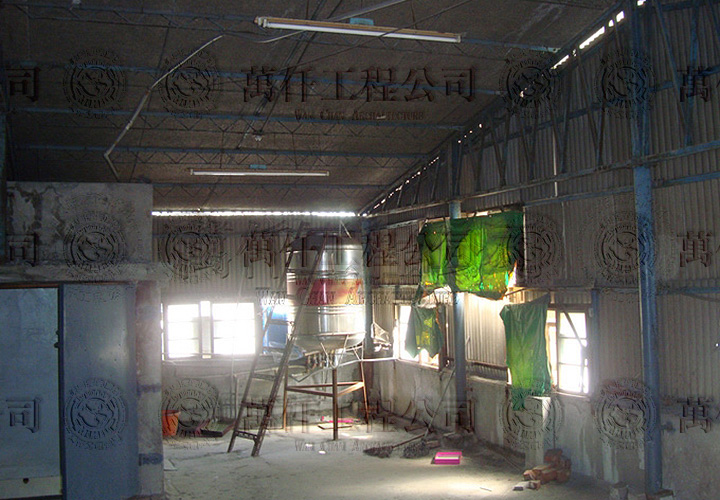 6/44 高雄.鼓山區(洪公館)05 頂樓的石綿瓦老舊不堪(舊式鐵皮屋)。(翻修前)。