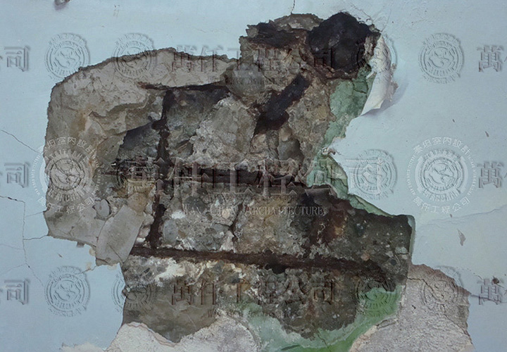 7/44 高雄.鼓山區(洪公館)06 室內某處天花板以腐朽至見鋼筋外露。