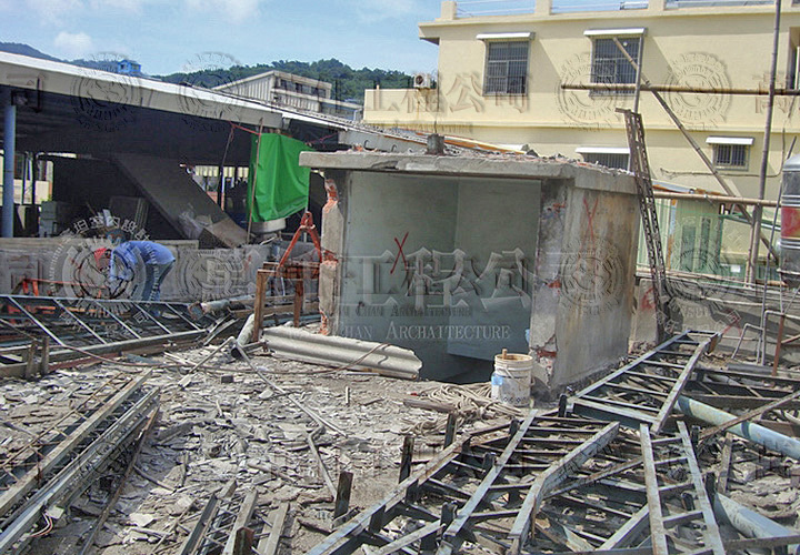 16/44 高雄.鼓山區(洪公館)15 頂樓拆除中一景。(等候清廢料)