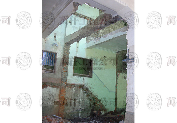 12/44 高雄.鼓山區(洪公館)11 原為二戶的樓梯已打掉拆除，即將二戶樓梯規劃成同一個樓梯出入，圖片中的樑是二戶透天厝的共同樑；在以不影響結構下，樓梯改向計畫。(拆除打牆完)