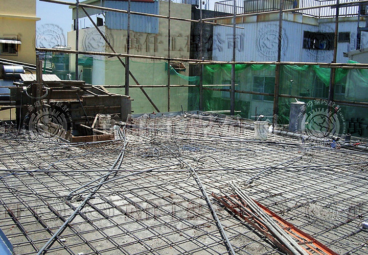 17/44 高雄.鼓山區(洪公館)16 頂樓清除廢料完後，綁鋼筋，設置管路，等待灌漿。