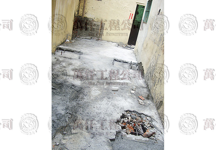 18/44 高雄.鼓山區(洪公館)17 為後方的木造屋所在地已成空地，地基即將重新設置，下埋鋼柱，重新加高地面層板(加以灌漿，面貼磁磚)。