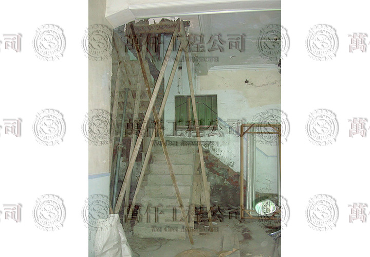 19/44 高雄.鼓山區(洪公館)18 樓梯改成鴛鴦梯，也省空間，屋主家人很滿意此構想。(已灌漿完成，板模工程進行中)