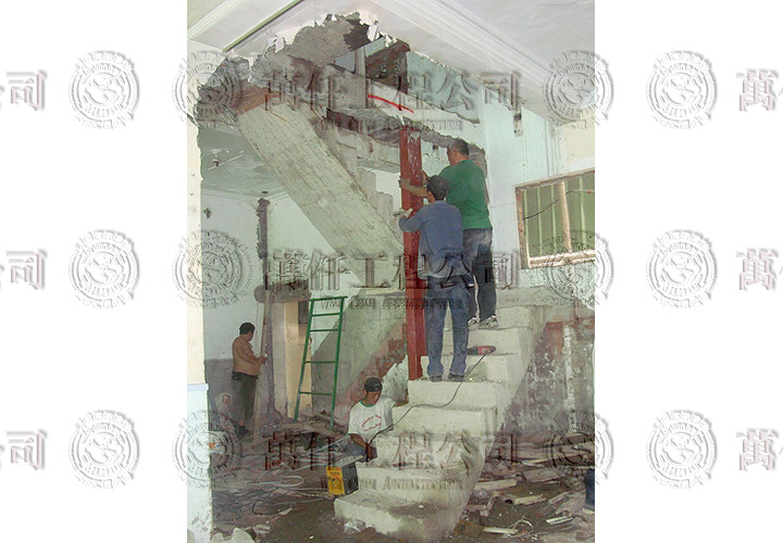 20/44 高雄.鼓山區(洪公館)19 一樓的樓梯已改向(灌漿完成)，上面的副樑加強一根大支鋼柱(紅色柱)。