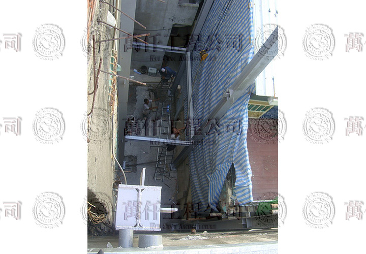 24/44 高雄.鼓山區(洪公館)23 一方面吊料，一方面進行鋼柱下埋。