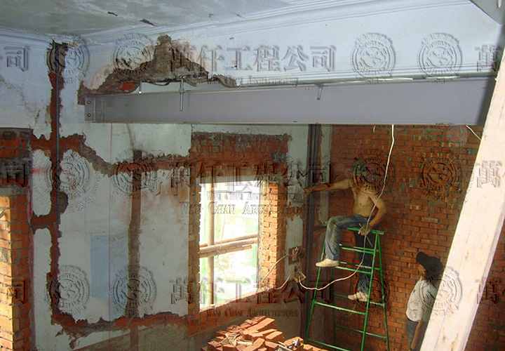 26/44 高雄.鼓山區(洪公館)25 翻修中，可見到已斷掉一半的主樑，設計師有跟屋主強調屋子主樑斷掉一半太危險，加一支大鋼樑，給予結構的部分補強。