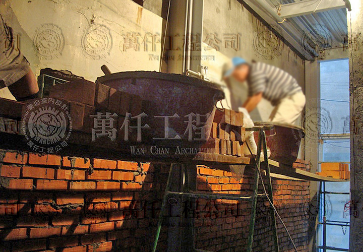 29/44 高雄.鼓山區(洪公館)28 師父正在砌鋼構隔間牆，進行中。