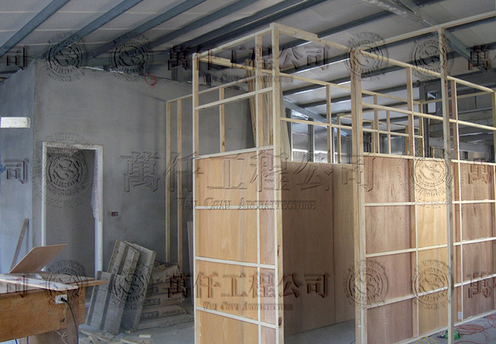 32/44 高雄.鼓山區(洪公館)31 先封單層3分夾板，共六層隔間材，隔音工程進行中，師父正在放料(隔音材)。