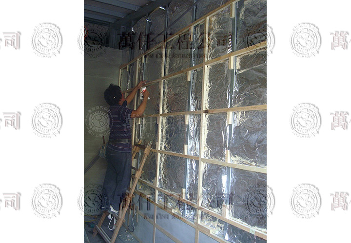 33/44 高雄.鼓山區(洪公館)32 隔間牆裝潢隔間牆已完工，每層樓的地面都鋪述保護模紙，保護地磚。(施工進行中，維護的措施也非常重要哦！)