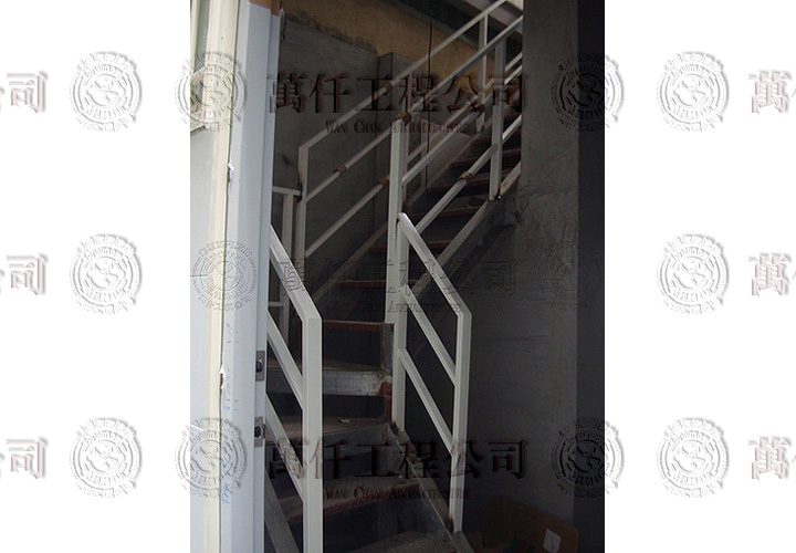 37/44 高雄.鼓山區(洪公館)36 原後方木造屋的部分，經過重新灌漿，粉光工程到樓梯重新設置，已經煥然一新，不再是木造屋，樓梯以鐵製欄杆為主。(鐵欄杆工程進行中)