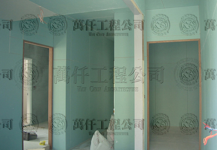 35/44 高雄.鼓山區(洪公館)34 防水工程進行中，同時開始進行正面外觀貼材施工。(颱風要來了，快把帆布、紗網收起來)