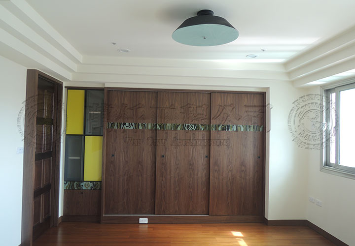 13/31 女孩主臥衣櫃，入廁所一景。(完工)