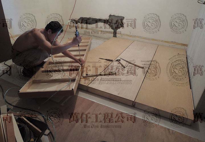 24/31 組裝式地板之一