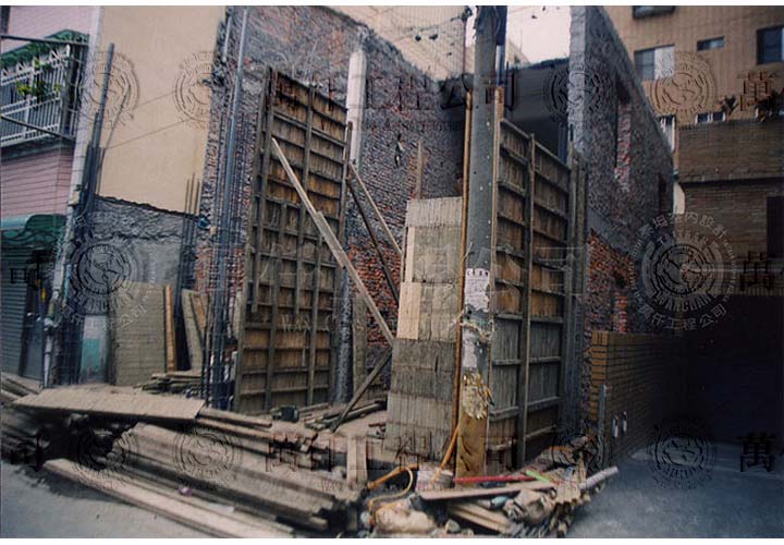 7/19 高雄.鼓山區(田、劉公館)06 一樓前半部(樓中樓)的板模施工中。