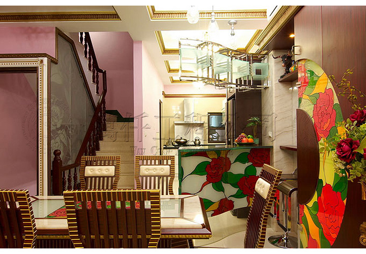 1/17 高雄.三民區(楊公館)13 裝潢完工後的二樓餐廳，廚房的後方就是23坪露台，多規劃出「視聽室(起居空間)」與「健身房(遊戲室)」。