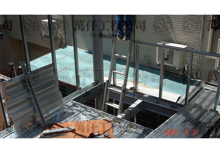 4/17 高雄.三民區(楊公館)03 增建中的「視聽室」規劃出一個「天井」，讓一樓「長親房的洗衣間」採光更佳。