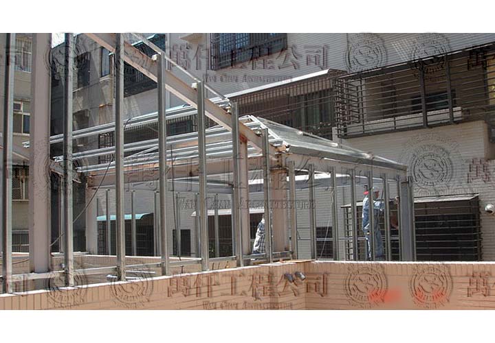 5/17 高雄.三民區(楊公館)04 二樓23坪露台，以H型鋼做為骨架(鋼骨增建，側邊外觀)。