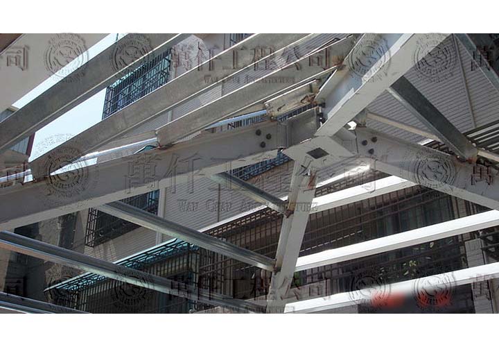 7/17 高雄.三民區(楊公館)06 四方尖頂的屋頂造型，以H型鋼施作。