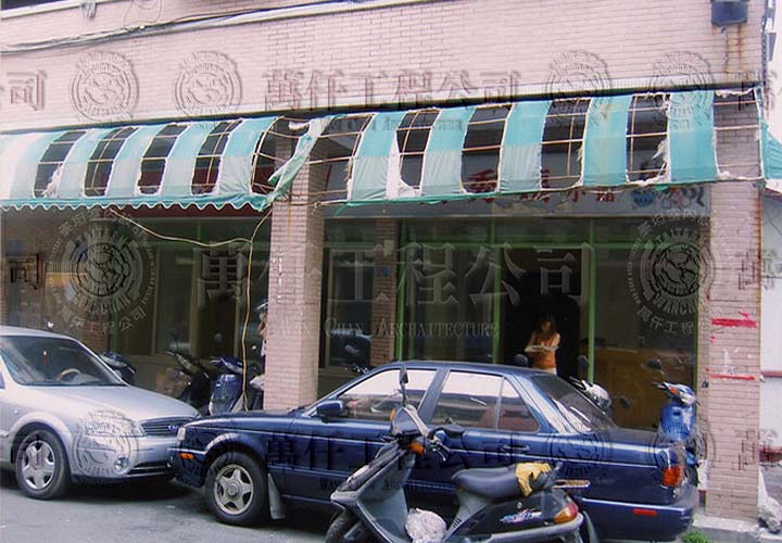 2/21 高雄.前鎮區(泰坦室內設計)01 翻修前的外觀門面(公寓一樓)。