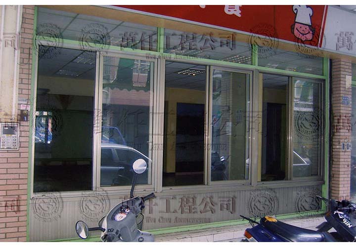 4/21 高雄.前鎮區(泰坦室內設計)03 翻修前的鋁門窗外觀隔屏。