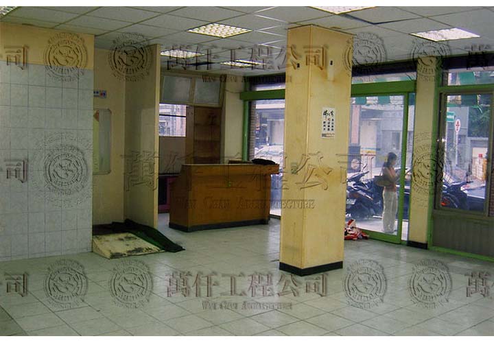 7/21 高雄.前鎮區(泰坦室內設計)06 內部空間更是漏水嚴重(即將為未來的「主管辦公室」)。