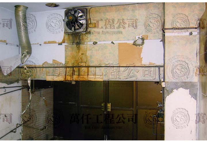 8/21 高雄.前鎮區(泰坦室內設計)07 翻修前的茶水間也有漏水的問題，原有的「廁所」遮蔽性不佳。