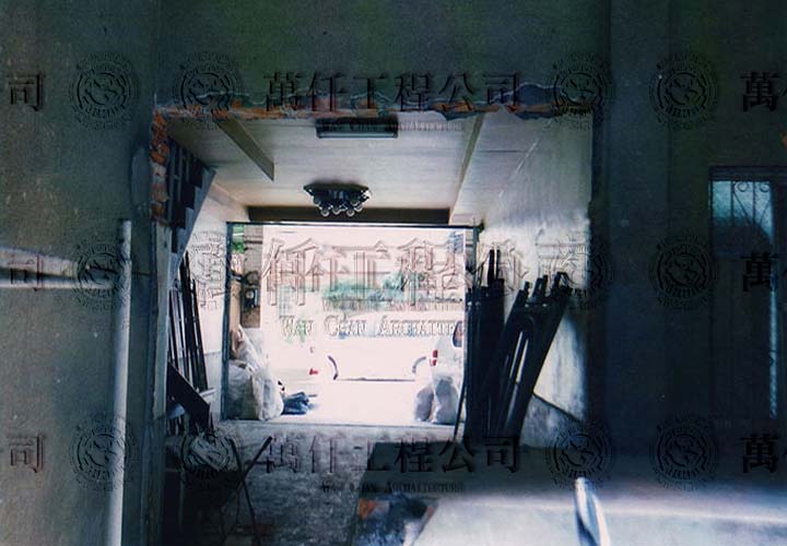 3/16 高雄.苓雅區(峇峇仕女美容沙龍館)02 後半部增建廁所(正在拆除外牆中)。