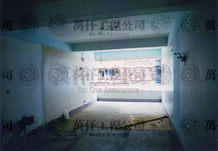 4/16 高雄.苓雅區(峇峇仕女美容沙龍館)03 二樓拆除清運中，還可見舊地毯未拆，窗戶鋁窗已拆除且正面外牆拆除成矮牆，等待裝設新的氣密窗(白色框)。