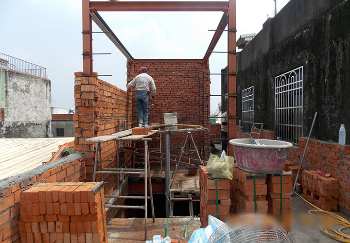 16/28 師傅頂著大太陽施作，辛苦了！（頂樓泥水工程）